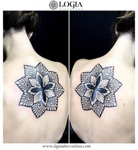 tatuaje-espalda-geometria-logia-barcelona-dasly     